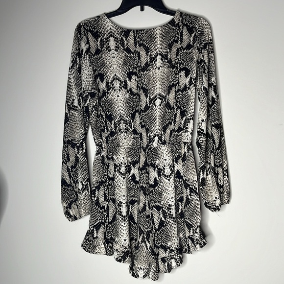 BLUSH Snake Print Plunge V-Neckline Ruffle Long Sleeve Romper Size M - Picture 2 of 9